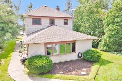 Waterfront, North Channel/Lake Saint Clair. This Estate offers 5 - photo 3