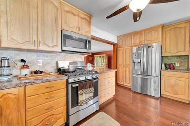 Waterfront, North Channel/Lake Saint Clair. This Estate offers 5 - photo 10