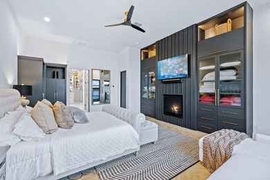 This custom-designed architectural showpiece offers 4,100 sq ft - photo 21
