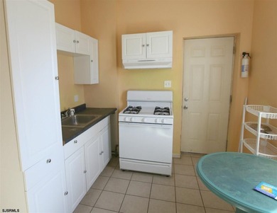 SPACIOUS SIX BEDROOM, THREE FULL BATH SINGLE FAMILY HOME!! - photo 5