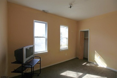 SPACIOUS SIX BEDROOM, THREE FULL BATH SINGLE FAMILY HOME!! - photo 6