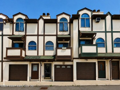 Welcome to 21 Stonecrest Court! This beautifully maintained - photo 1