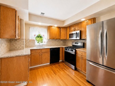 Welcome to 21 Stonecrest Court! This beautifully maintained - photo 2