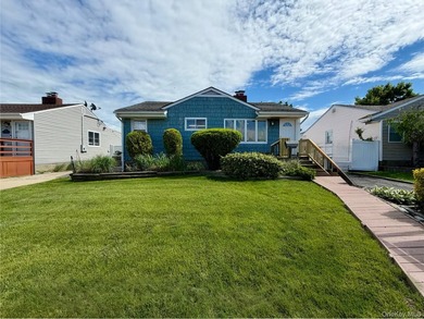 Welcome to this charming 3 bedroom, 1 bath home located in the - photo 2