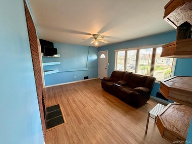 Welcome to this charming 3 bedroom, 1 bath home located in the - photo 5
