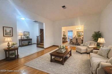 Welcome to this exceptional original owner-built detached - photo 2