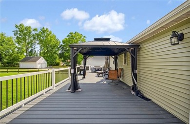 Beautifully updated, move-in-ready ranch on 0.43 acres in the - photo 32