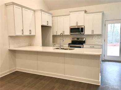 ***FANTASTIC NEW CONSTRUCTION! 3 Bed 3 Bath Ranch style plan - photo 4
