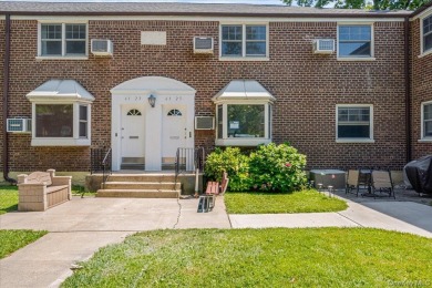 (private lake, pond, coastal) Home Sale Pending in Little Neck New York