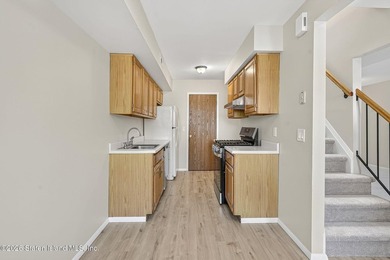 Move right into this beautifully updated 2 bedroom, 1.5 bath - photo 4