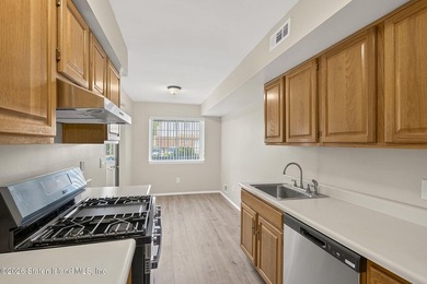 Move right into this beautifully updated 2 bedroom, 1.5 bath - photo 5