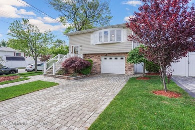 Welcome to this move-in ready gem nestled on a spacious corner - photo 3
