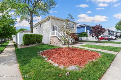 Welcome to this move-in ready gem nestled on a spacious corner - photo 4