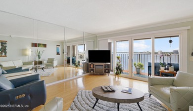 Breathtaking views from every angle! This remodeled top-floor - photo 7