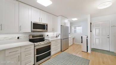Breathtaking views from every angle! This remodeled top-floor - photo 10