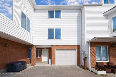 Excellent condition 4 Bedroom 2 bath End unit townhouse. Level - photo 1