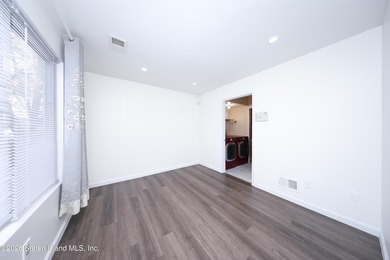 Excellent condition 4 Bedroom 2 bath End unit townhouse. Level - photo 3