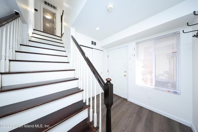 Excellent condition 4 Bedroom 2 bath End unit townhouse. Level - photo 4