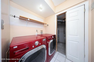 Excellent condition 4 Bedroom 2 bath End unit townhouse. Level - photo 5