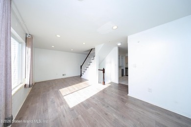 Excellent condition 4 Bedroom 2 bath End unit townhouse. Level - photo 7