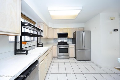 Excellent condition 4 Bedroom 2 bath End unit townhouse. Level - photo 10