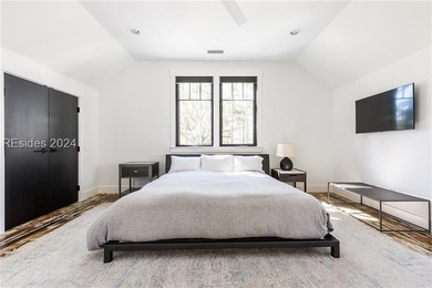 Delight in the welcoming luxury of this four-bedroom - photo 21