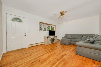 Charming, well maintained 3 bedroom ranch home situated midblock - photo 3