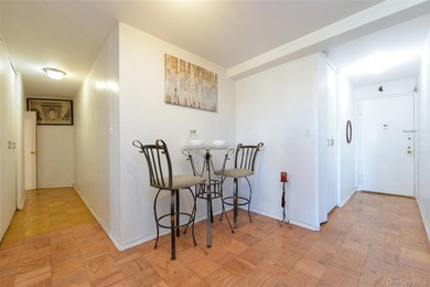 Spacious 2Bedroom, 1-Bathroom Co-op located in a luxurious - photo 7
