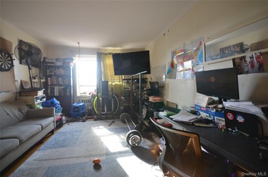 Rare 2 bedroom 1 1/2 bath only 2 blocks to subway, bus, and - photo 2