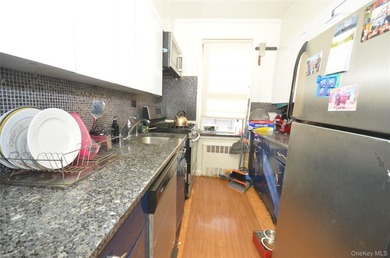 Rare 2 bedroom 1 1/2 bath only 2 blocks to subway, bus, and - photo 5