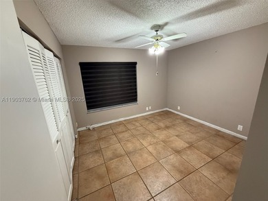PRIME LOCATION CALUSA CLUB 3 BED 2 BATH 2 CARAGE SITUATED ON AN - photo 2