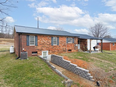 Welcome to this beautifully maintained brick ranch home - photo 5