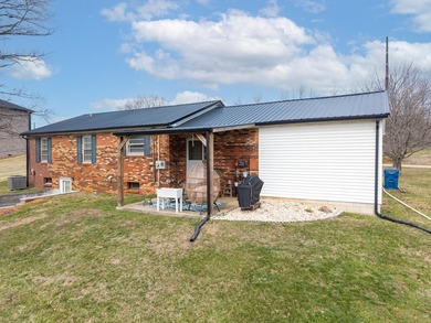 Welcome to this beautifully maintained brick ranch home - photo 6