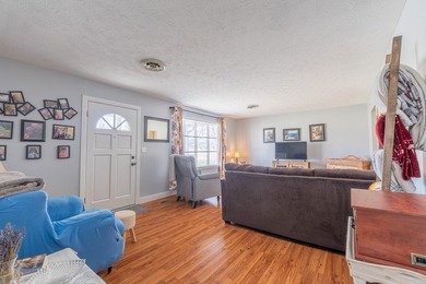 Welcome to this beautifully maintained brick ranch home - photo 7