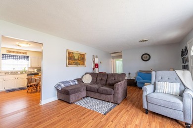 Welcome to this beautifully maintained brick ranch home - photo 8