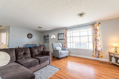 Welcome to this beautifully maintained brick ranch home - photo 9