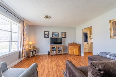 Welcome to this beautifully maintained brick ranch home - photo 10