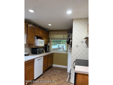 Welcome to this well-maintained detached single-family home - photo 6