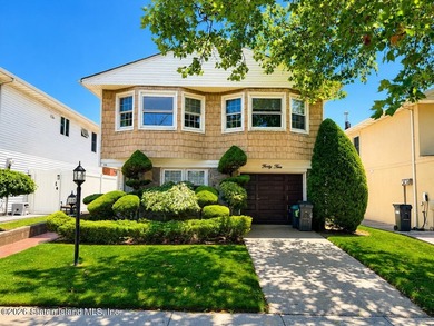 Welcome to this spacious and well-maintained detached - photo 1