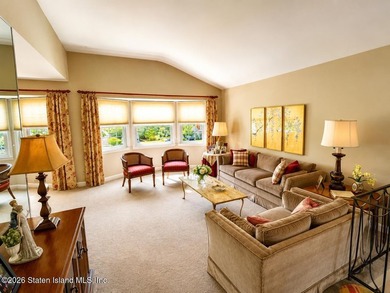 Welcome to this spacious and well-maintained detached - photo 2