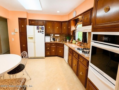 Welcome to this spacious and well-maintained detached - photo 4
