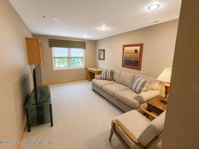 Welcome to this spacious and well-maintained detached - photo 5