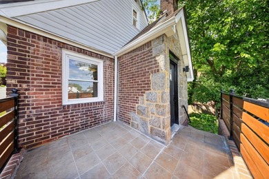 This newly renovated single-family home in the Bayside area - photo 4