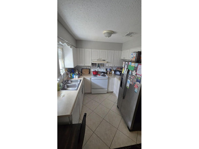 Welcome home to this 2-bedroom townhouse located just minutes - photo 3
