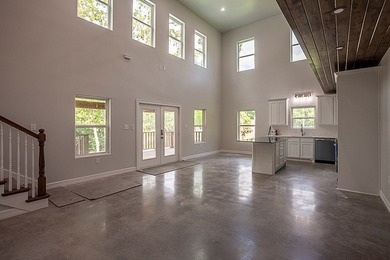 Great 4 bedroom, 2 1/2 bath with oversized 31' x 23' air - photo 2