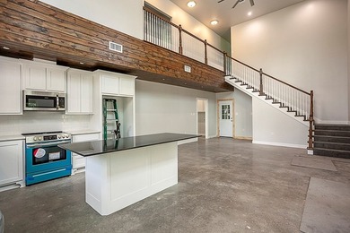 Great 4 bedroom, 2 1/2 bath with oversized 31' x 23' air - photo 5