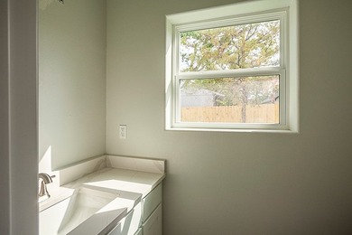 Great 4 bedroom, 2 1/2 bath with oversized 31' x 23' air - photo 9