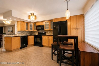 Welcome to this gorgeous 2-bedroom, 2-bath townhouse condo - photo 5