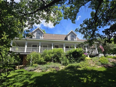 This Apple Canyon Lake home sits amongst mature oaks in a park - photo 3