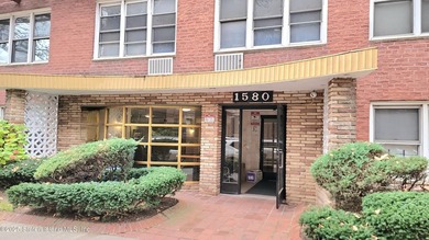 THIS 4TH FLOOR 1 BEDROOM SPACIOUS UNIT LOCATED IN WELL - photo 1